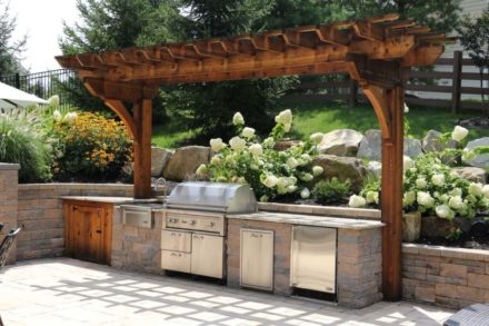 40 Outdoor Kitchen Pergola Ideas for Covered Backyard Designs